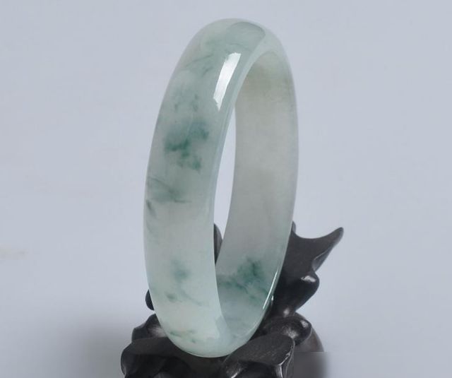 玉裂了代表什么预兆翡翠手镯碎了什么预兆-第2张图片-翡翠网 玉裂了代表什么预兆翡翠手镯碎了什么预兆-第2张图片-翡翠网