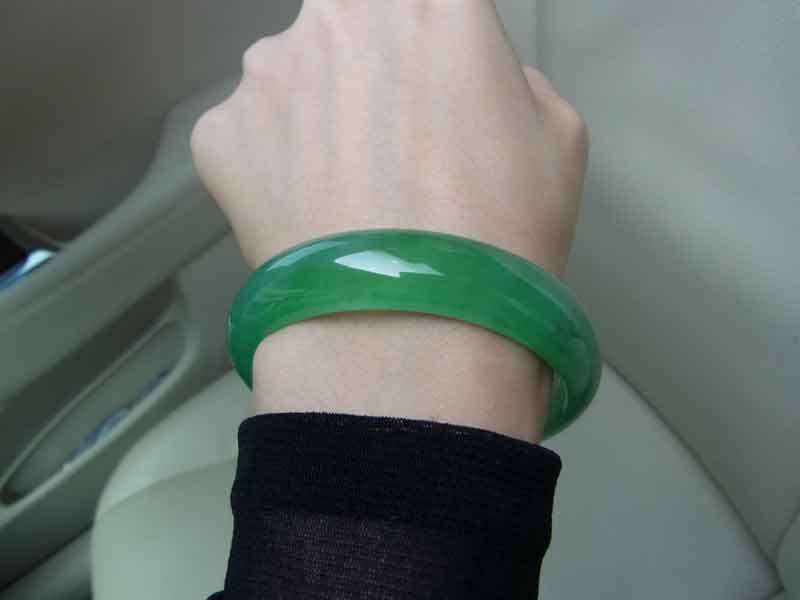 翡翠手镯带那只手好的简单介绍-第2张图片-翡翠网 翡翠手镯带那只手好的简单介绍-第2张图片-翡翠网