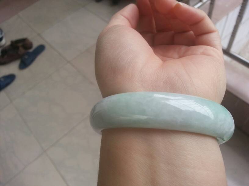 玉镯翡翠镯,翡翠手镯变淡了-第2张图片-翡翠网 玉镯翡翠镯,翡翠手镯变淡了-第2张图片-翡翠网