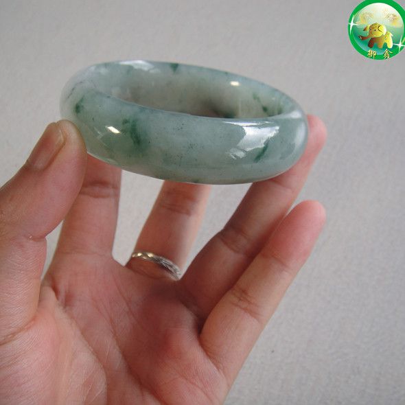 关于翡翠手镯 黑斑的信息-第1张图片-翡翠网 关于翡翠手镯 黑斑的信息-第1张图片-翡翠网