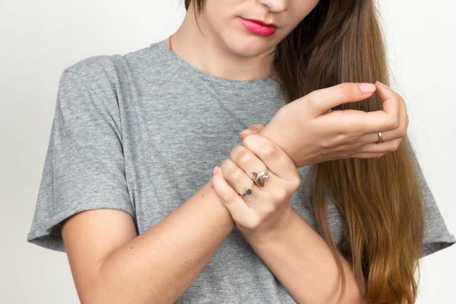 关于翡翠手镯要戴在哪个手的信息-第2张图片-翡翠网 关于翡翠手镯要戴在哪个手的信息-第2张图片-翡翠网