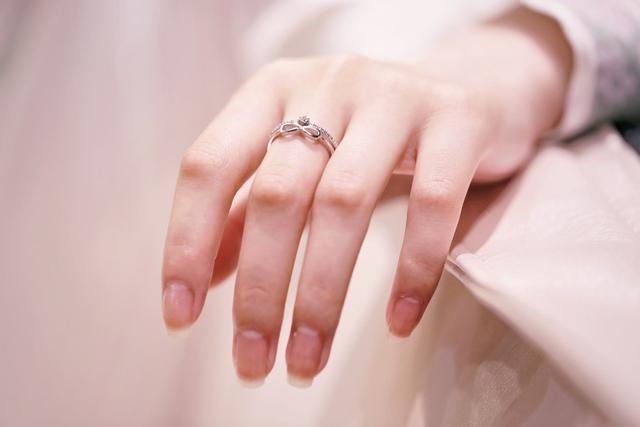 关于翡翠手镯要戴在哪个手的信息-第3张图片-翡翠网 关于翡翠手镯要戴在哪个手的信息-第3张图片-翡翠网