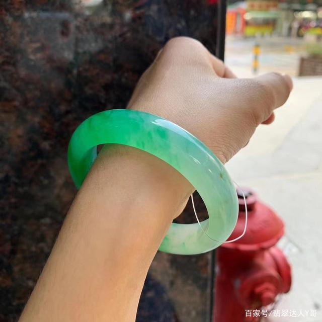 飘金丝湖水蓝翡翠手镯冰种飘蓝花翡翠手镯图片-第1张图片-翡翠网 飘金丝湖水蓝翡翠手镯冰种飘蓝花翡翠手镯图片-第1张图片-翡翠网