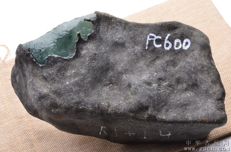 黑乌沙翡翠原石切开垮的简单介绍-第1张图片-翡翠网 黑乌沙翡翠原石切开垮的简单介绍-第1张图片-翡翠网