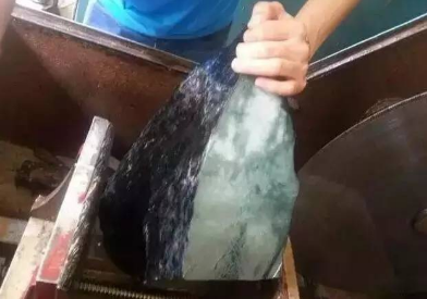 黑乌沙翡翠原石切开垮的简单介绍-第2张图片-翡翠网 黑乌沙翡翠原石切开垮的简单介绍-第2张图片-翡翠网