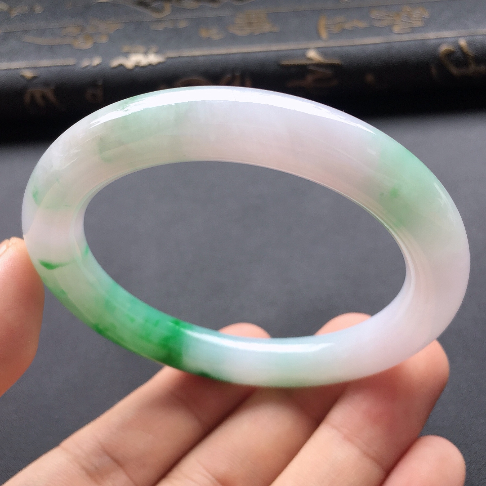 带黑癣翡翠手镯好吗藓加绿翡翠手镯好吗-第1张图片-翡翠网