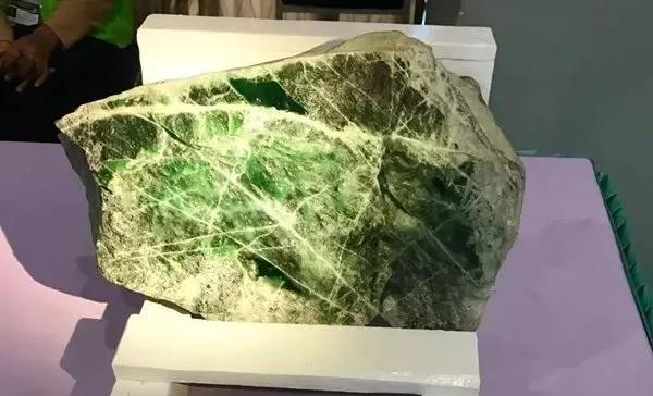 翡翠原石一刀切出飘花的简单介绍-第2张图片-翡翠网 翡翠原石一刀切出飘花的简单介绍-第2张图片-翡翠网