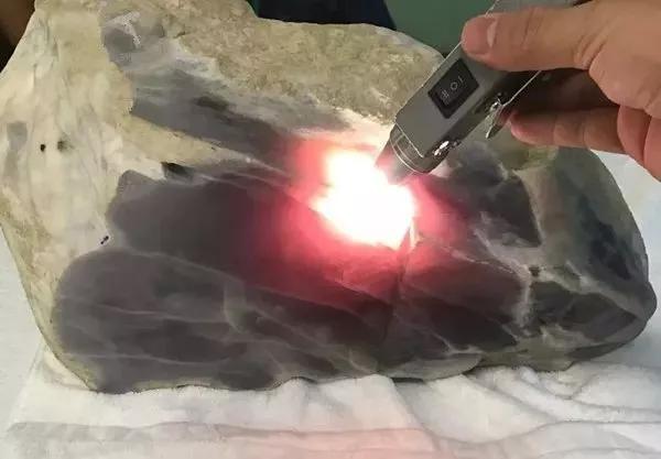 翡翠原石一刀切出飘花的简单介绍-第3张图片-翡翠网 翡翠原石一刀切出飘花的简单介绍-第3张图片-翡翠网