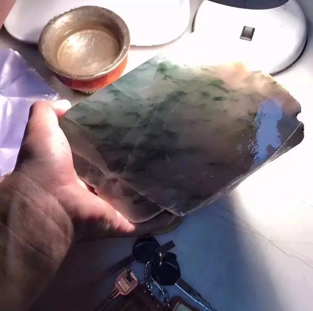 翡翠原石一刀切出飘花的简单介绍-第5张图片-翡翠网 翡翠原石一刀切出飘花的简单介绍-第5张图片-翡翠网