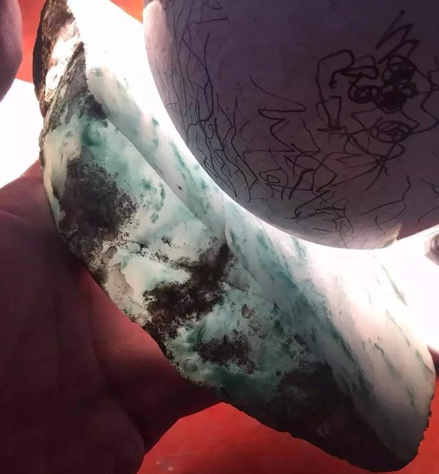 翡翠原石一刀切出飘花的简单介绍-第6张图片-翡翠网 翡翠原石一刀切出飘花的简单介绍-第6张图片-翡翠网