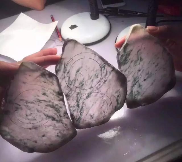 翡翠原石一刀切出飘花的简单介绍-第7张图片-翡翠网 翡翠原石一刀切出飘花的简单介绍-第7张图片-翡翠网