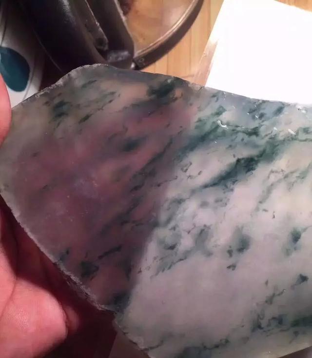 翡翠原石一刀切出飘花的简单介绍-第9张图片-翡翠网 翡翠原石一刀切出飘花的简单介绍-第9张图片-翡翠网