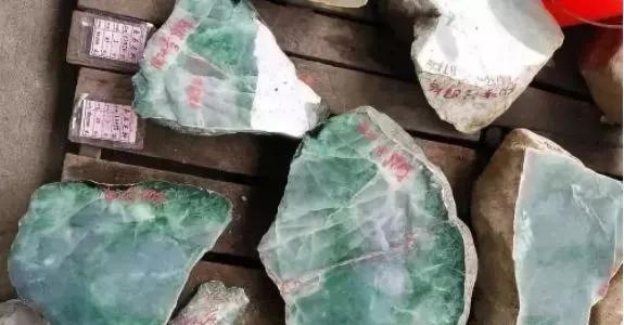 翡翠原石一刀切出飘花的简单介绍-第11张图片-翡翠网 翡翠原石一刀切出飘花的简单介绍-第11张图片-翡翠网