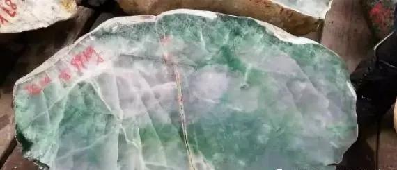 翡翠原石一刀切出飘花的简单介绍-第12张图片-翡翠网 翡翠原石一刀切出飘花的简单介绍-第12张图片-翡翠网