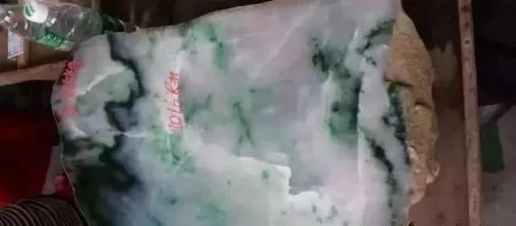 翡翠原石一刀切出飘花的简单介绍-第13张图片-翡翠网 翡翠原石一刀切出飘花的简单介绍-第13张图片-翡翠网