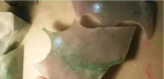 翡翠原石一刀切出飘花的简单介绍-第14张图片-翡翠网 翡翠原石一刀切出飘花的简单介绍-第14张图片-翡翠网