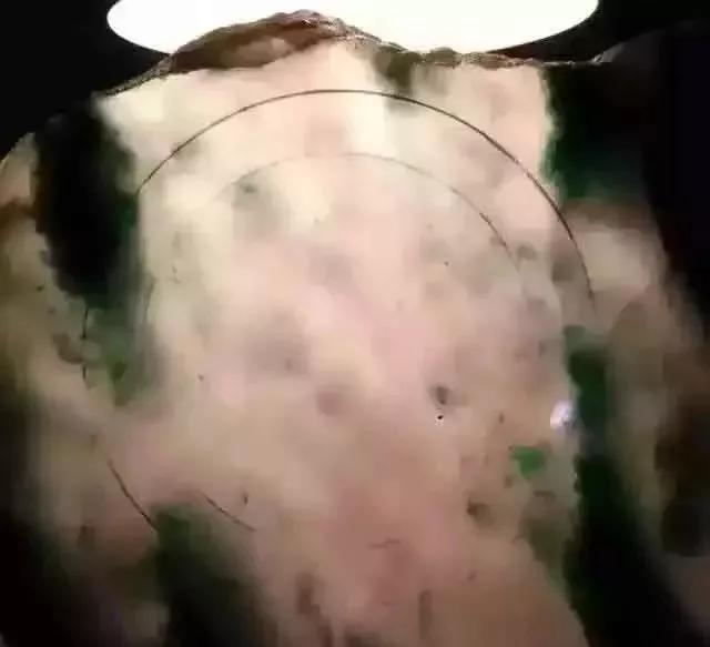 翡翠原石一刀切出飘花的简单介绍-第17张图片-翡翠网 翡翠原石一刀切出飘花的简单介绍-第17张图片-翡翠网