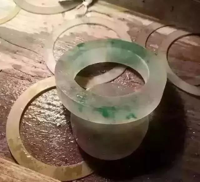 翡翠原石一刀切出飘花的简单介绍-第18张图片-翡翠网 翡翠原石一刀切出飘花的简单介绍-第18张图片-翡翠网