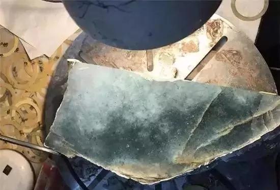 翡翠原石一刀切出飘花的简单介绍-第21张图片-翡翠网 翡翠原石一刀切出飘花的简单介绍-第21张图片-翡翠网