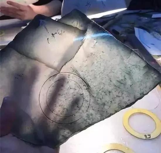 翡翠原石一刀切出飘花的简单介绍-第22张图片-翡翠网 翡翠原石一刀切出飘花的简单介绍-第22张图片-翡翠网