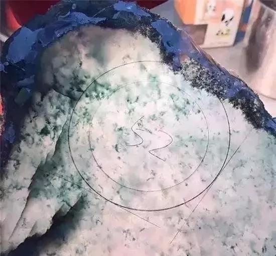 翡翠原石一刀切出飘花的简单介绍-第23张图片-翡翠网 翡翠原石一刀切出飘花的简单介绍-第23张图片-翡翠网