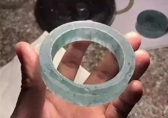 翡翠原石一刀切出飘花的简单介绍-第25张图片-翡翠网 翡翠原石一刀切出飘花的简单介绍-第25张图片-翡翠网