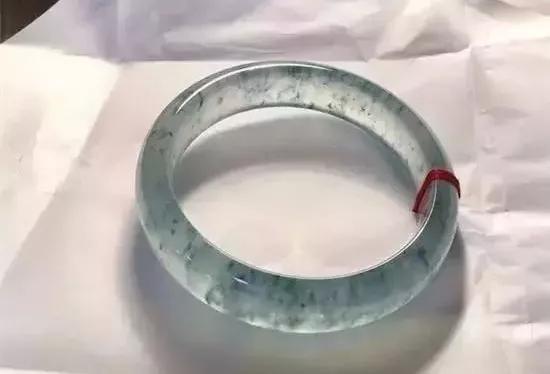 翡翠原石一刀切出飘花的简单介绍-第26张图片-翡翠网 翡翠原石一刀切出飘花的简单介绍-第26张图片-翡翠网