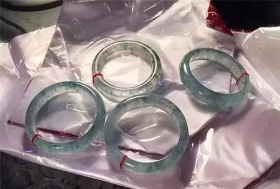 翡翠原石一刀切出飘花的简单介绍-第27张图片-翡翠网 翡翠原石一刀切出飘花的简单介绍-第27张图片-翡翠网