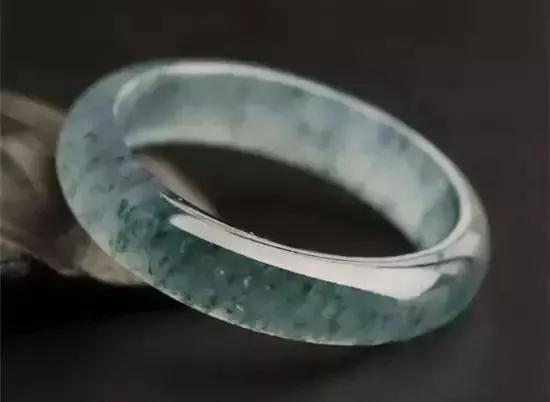 翡翠原石一刀切出飘花的简单介绍-第28张图片-翡翠网 翡翠原石一刀切出飘花的简单介绍-第28张图片-翡翠网