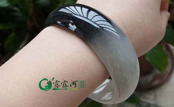 天然翡翠镯,翡翠手镯戴第一次就裂-第1张图片-翡翠网 天然翡翠镯,翡翠手镯戴第一次就裂-第1张图片-翡翠网