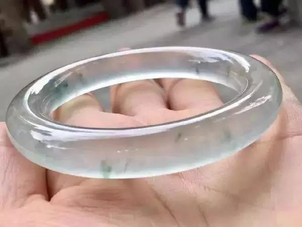 天然翡翠镯,翡翠手镯戴第一次就裂-第2张图片-翡翠网 天然翡翠镯,翡翠手镯戴第一次就裂-第2张图片-翡翠网