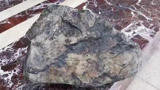 翡翠原石 黑线玉镯黑线-第2张图片-翡翠网 翡翠原石 黑线玉镯黑线-第2张图片-翡翠网