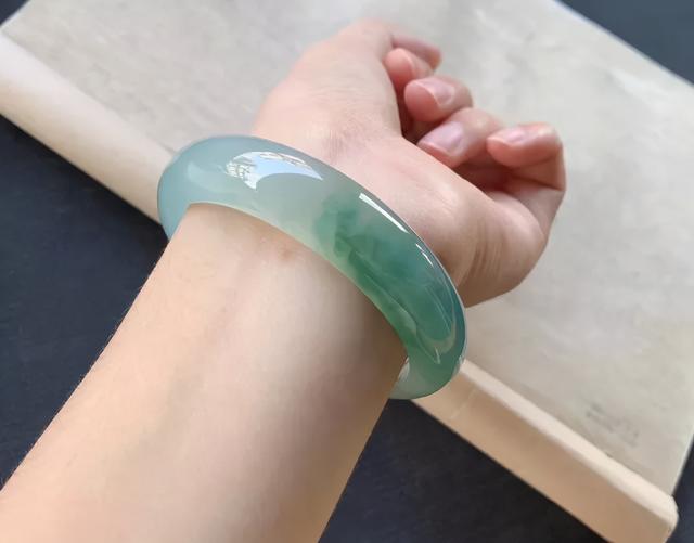 翡翠手镯什么形状的好的简单介绍-第2张图片-翡翠网 翡翠手镯什么形状的好的简单介绍-第2张图片-翡翠网