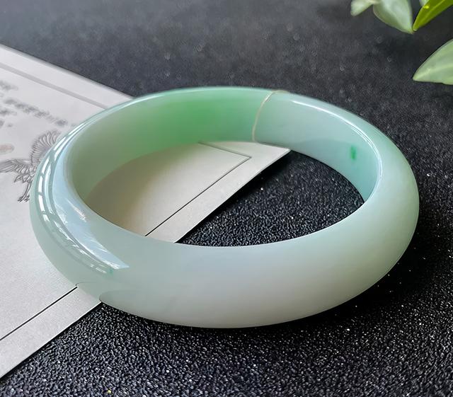 翡翠手镯什么形状的好的简单介绍-第6张图片-翡翠网 翡翠手镯什么形状的好的简单介绍-第6张图片-翡翠网