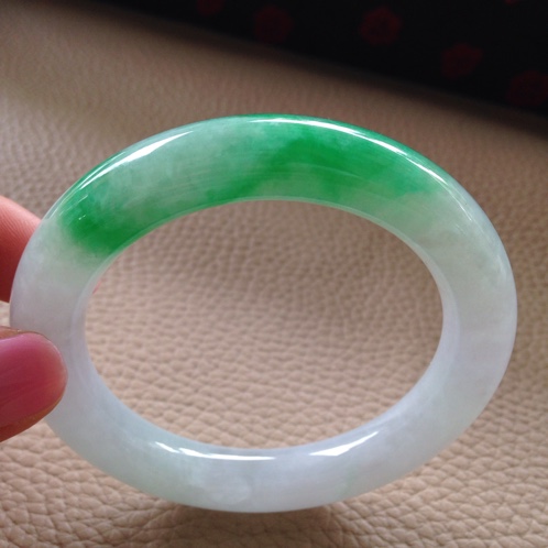 白色翡翠手镯价格的简单介绍-第1张图片-翡翠网 白色翡翠手镯价格的简单介绍-第1张图片-翡翠网