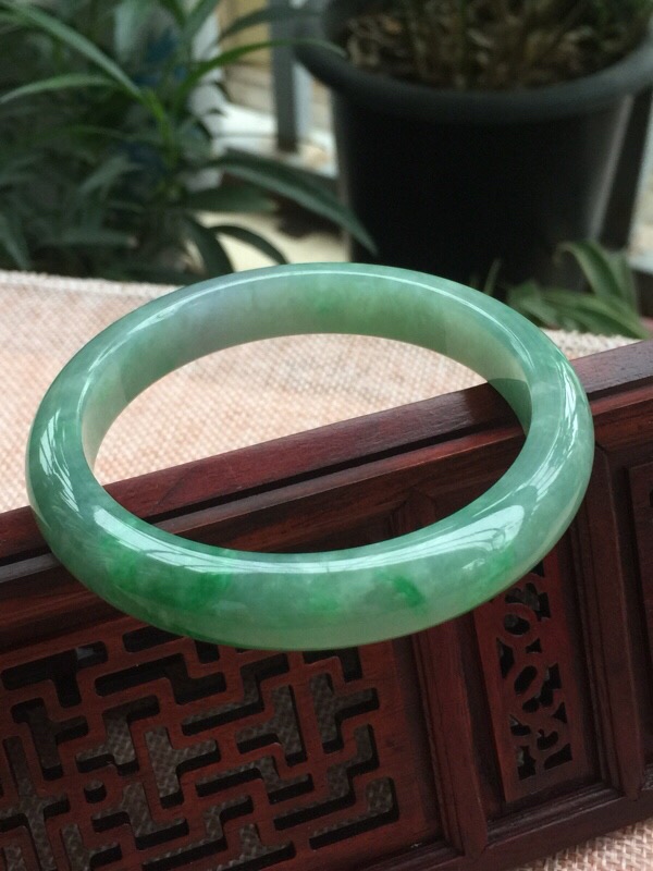 关于廯加绿翡翠手镯价格的信息-第1张图片-翡翠网 关于廯加绿翡翠手镯价格的信息-第1张图片-翡翠网