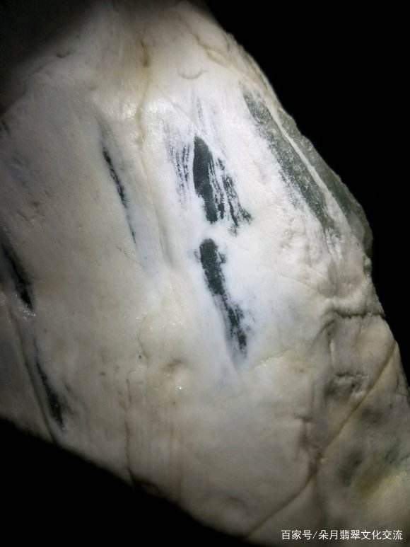 关于翡翠原石表面黑斑的信息-第1张图片-翡翠网 关于翡翠原石表面黑斑的信息-第1张图片-翡翠网