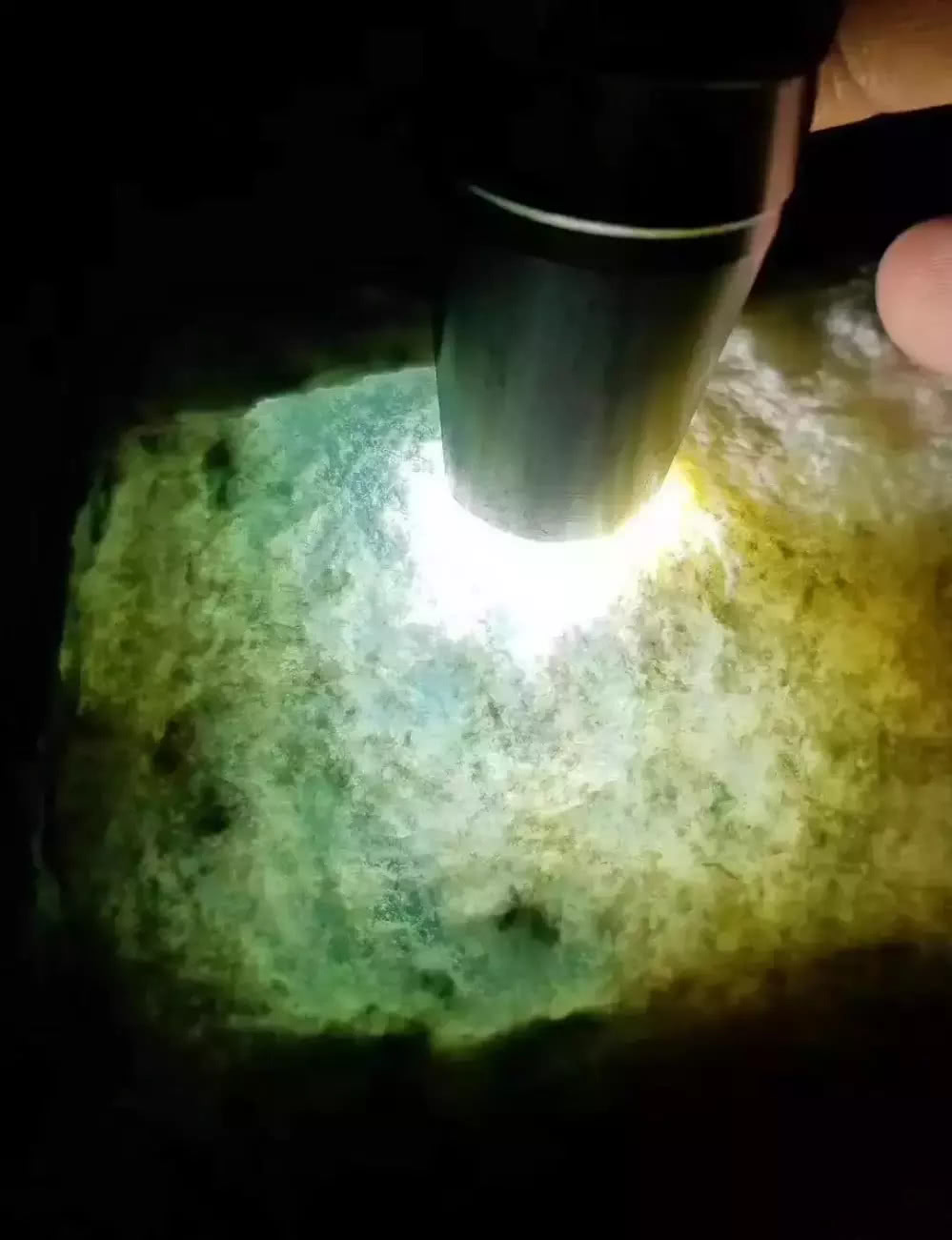 关于翡翠原石表面黑斑的信息-第2张图片-翡翠网 关于翡翠原石表面黑斑的信息-第2张图片-翡翠网