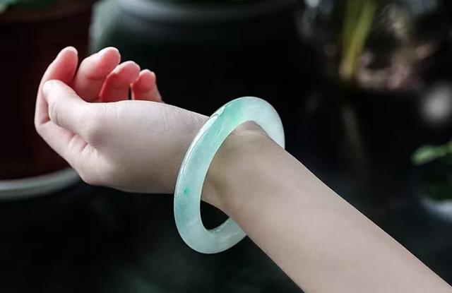 关于老妈戴翡翠手镯的信息-第2张图片-翡翠网 关于老妈戴翡翠手镯的信息-第2张图片-翡翠网