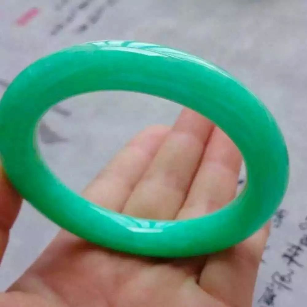 关于翡翠豆绿手镯好不好的信息-第2张图片-翡翠网 关于翡翠豆绿手镯好不好的信息-第2张图片-翡翠网