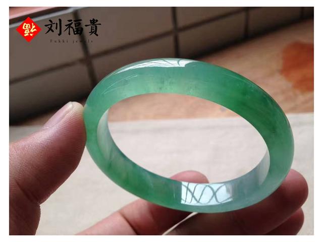 翡翠手镯色根的简单介绍-第4张图片-翡翠网 翡翠手镯色根的简单介绍-第4张图片-翡翠网