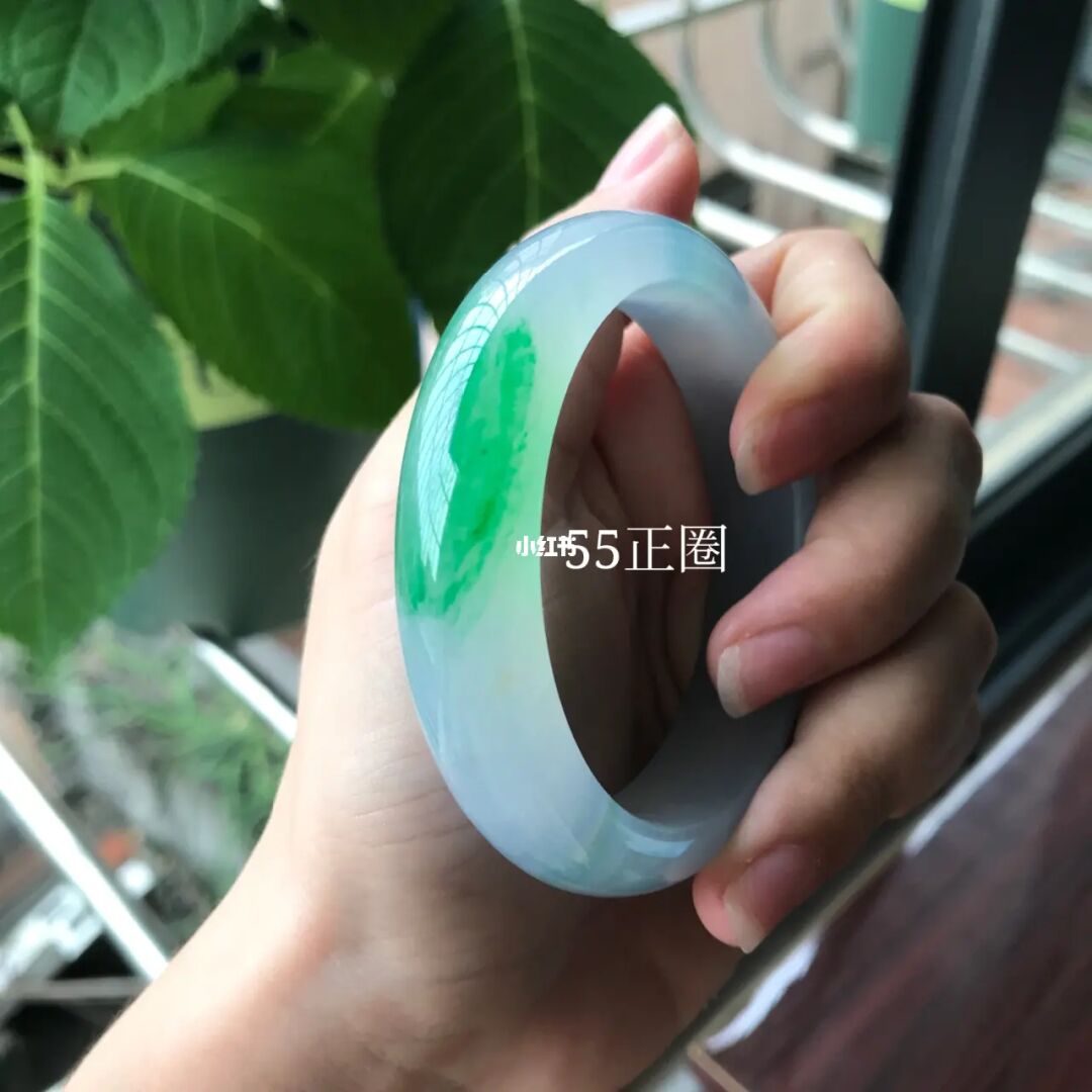 翡翠手镯越带越,翡翠手镯带黄是瑕疵吗-第1张图片-翡翠网 翡翠手镯越带越,翡翠手镯带黄是瑕疵吗-第1张图片-翡翠网