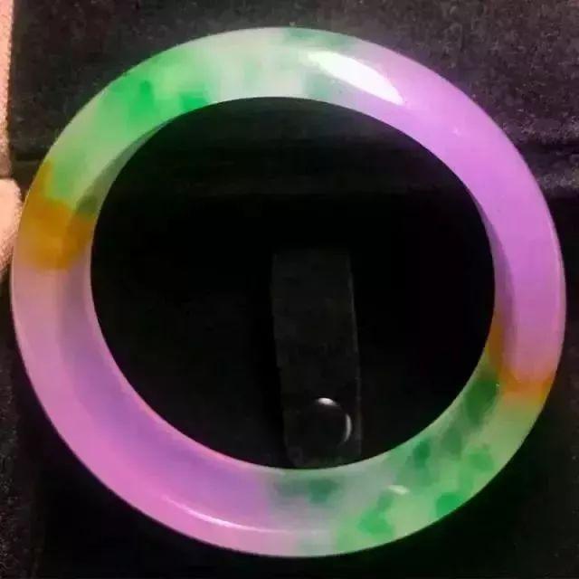 翡翠手镯越带越,翡翠手镯带黄是瑕疵吗-第2张图片-翡翠网 翡翠手镯越带越,翡翠手镯带黄是瑕疵吗-第2张图片-翡翠网