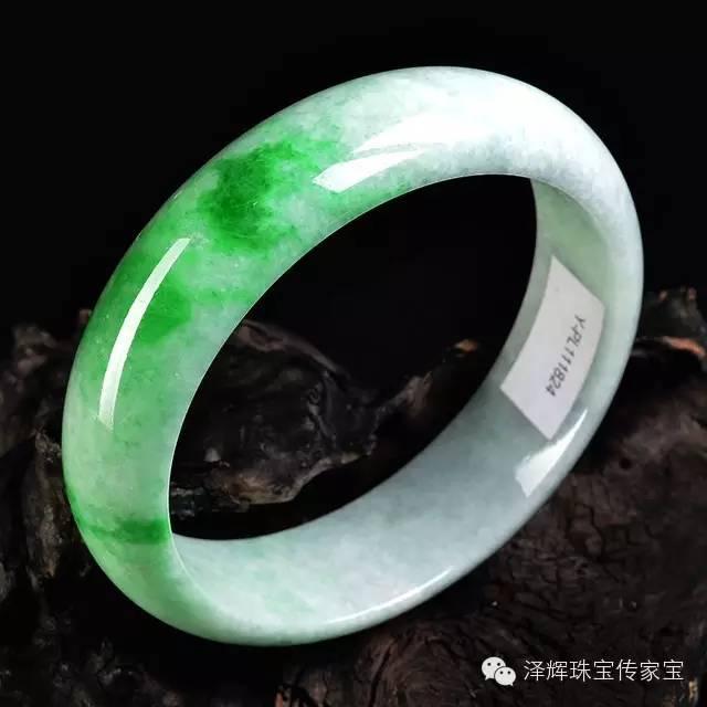 普通人戴翡翠手镯图片翡翠手镯正品-第1张图片-翡翠网 普通人戴翡翠手镯图片翡翠手镯正品-第1张图片-翡翠网