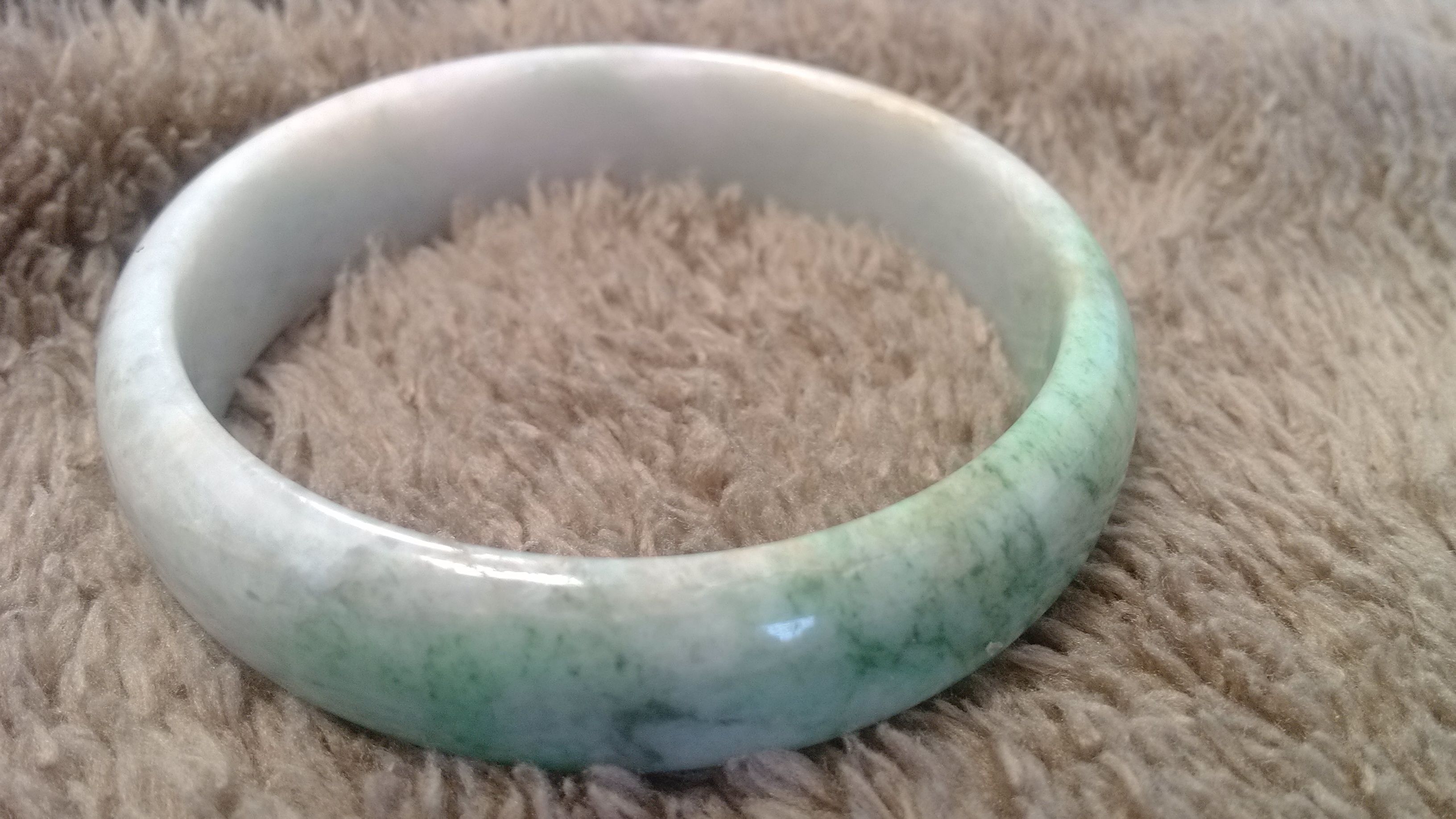 翡翠手镯有裂纹的简单介绍-第2张图片-翡翠网 翡翠手镯有裂纹的简单介绍-第2张图片-翡翠网