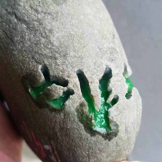 翡翠割原石的简单介绍-第1张图片-翡翠网 翡翠割原石的简单介绍-第1张图片-翡翠网