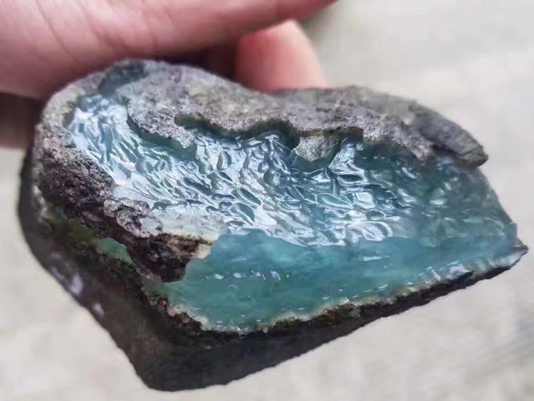 翡翠割原石的简单介绍-第2张图片-翡翠网 翡翠割原石的简单介绍-第2张图片-翡翠网