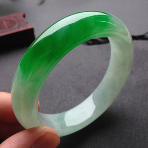 关于翡翠绿色手镯图片大全的信息-第1张图片-翡翠网 关于翡翠绿色手镯图片大全的信息-第1张图片-翡翠网