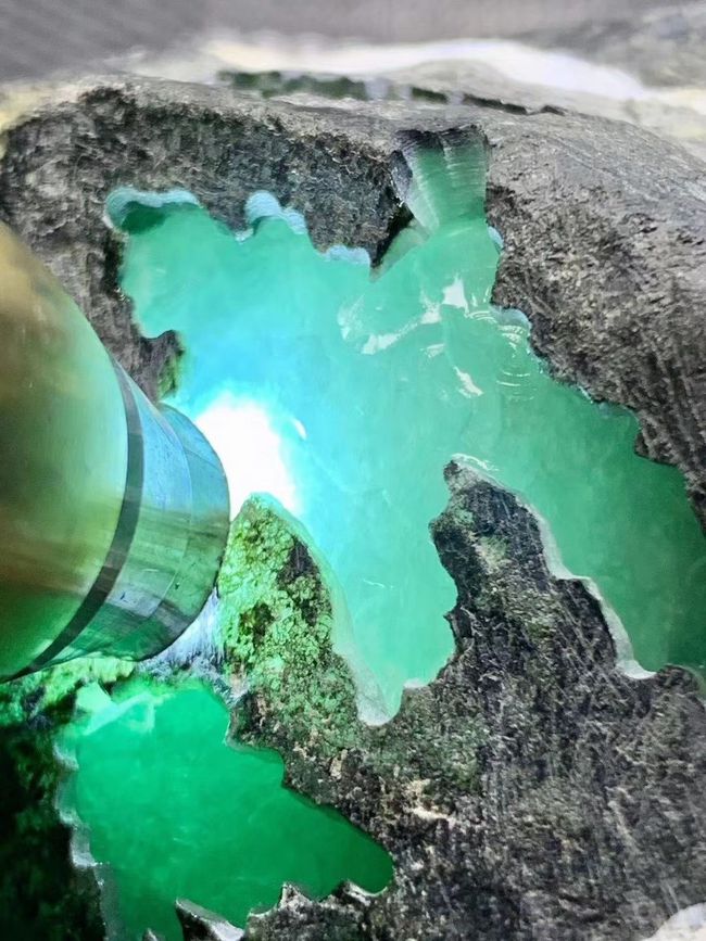 包含百万级玻璃种翡翠原石切开的词条-第1张图片-翡翠网 包含百万级玻璃种翡翠原石切开的词条-第1张图片-翡翠网