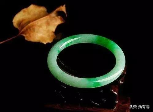 翡翠手镯的款式和图片的简单介绍-第4张图片-翡翠网 翡翠手镯的款式和图片的简单介绍-第4张图片-翡翠网